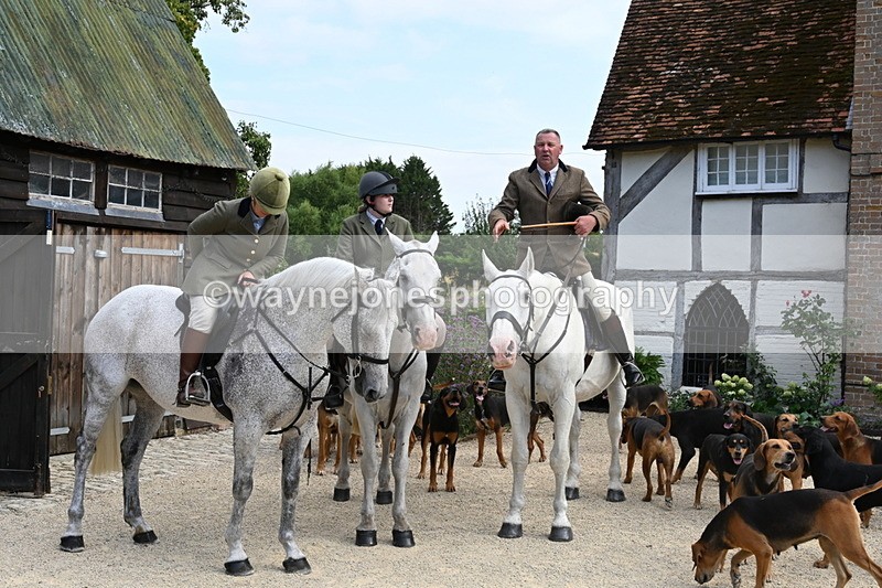 WJ6_3812 - Berks & Bucks - The Old farmhouse - Hound Exercise 20-08-25