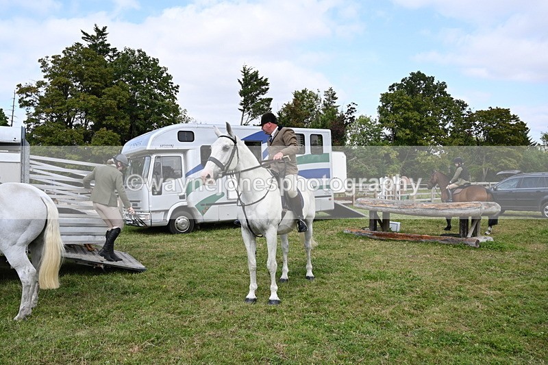 WJ6_3114 - Berks & Bucks - The Old farmhouse - Hound Exercise 20-08-25