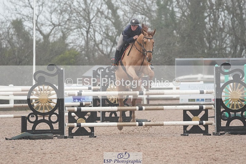 251207-120321-01951 - Cls 20 Snr Newcomers and 1.10m