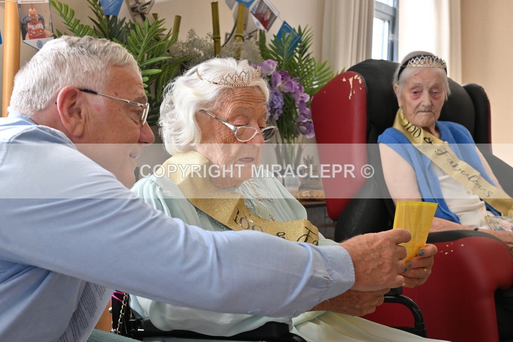 AM3_1054 - Iris and Betty.