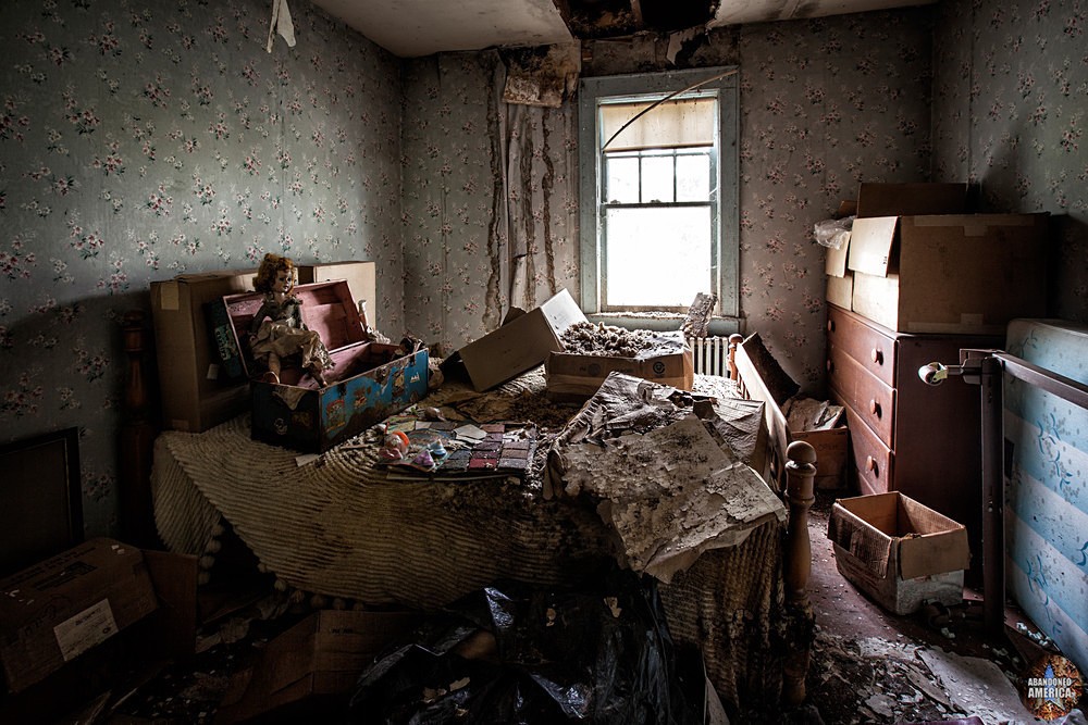 Catskill Game Farm (Catskill, NY) | Decayed Bedroom - Catskill Game Farm