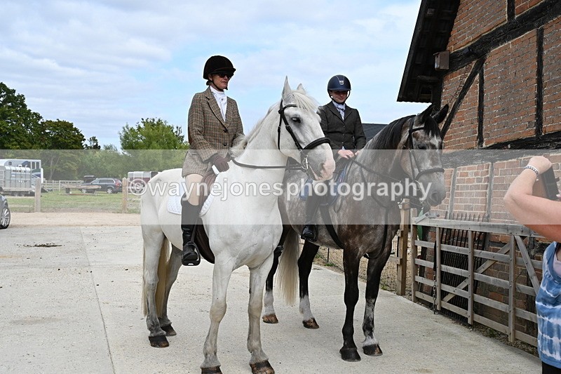 WJ6_3518 - Berks & Bucks - The Old farmhouse - Hound Exercise 20-08-25