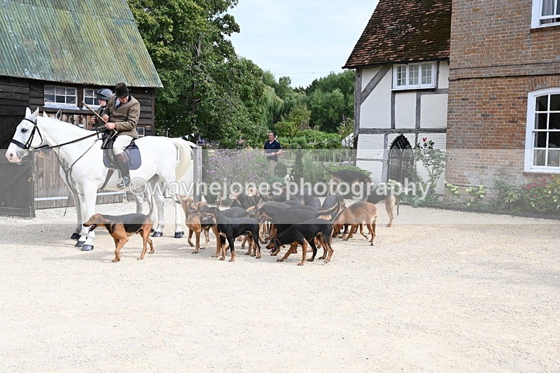 WJ6_3442 - Berks & Bucks - The Old farmhouse - Hound Exercise 20-08-25