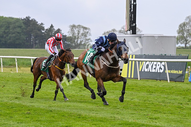 160526-Rcae 8-Run This Way-0220 - Race 8 5.57pm Sky Bet Build A Bet Handicap