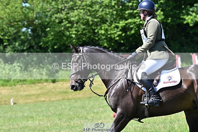 250522B-121111-01948 - 157-SHANNONDALE.LUIGI-Lizzie.Luxton