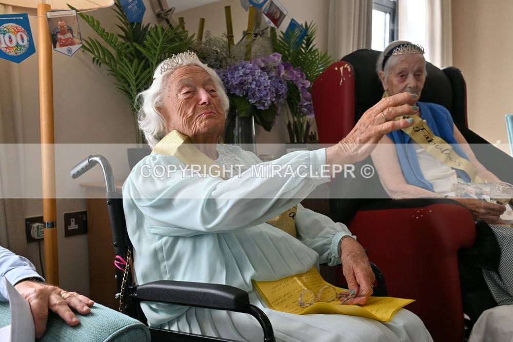 AM3_1173 - Iris and Betty.