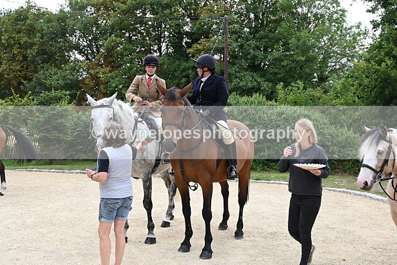 WJ6_3550 - Berks & Bucks - The Old farmhouse - Hound Exercise 20-08-25