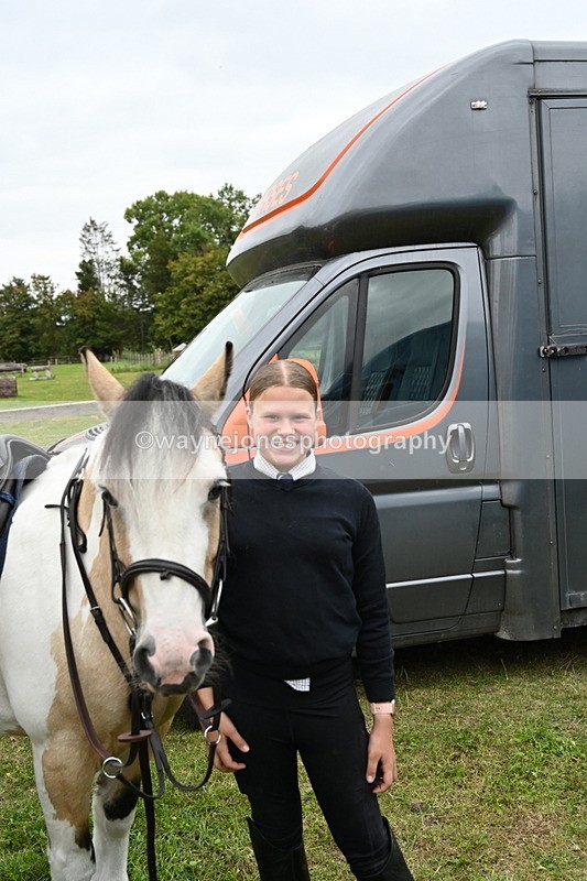 WJ6_2837 - Berks & Bucks - The Old farmhouse - Hound Exercise 20-08-25