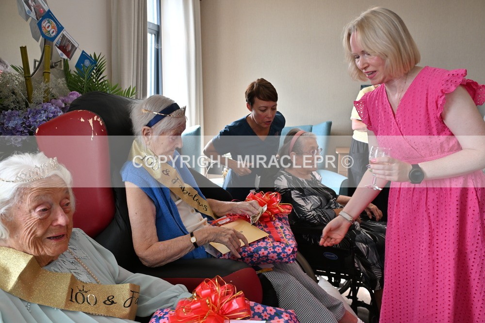 AM3_1323 - Iris and Betty.