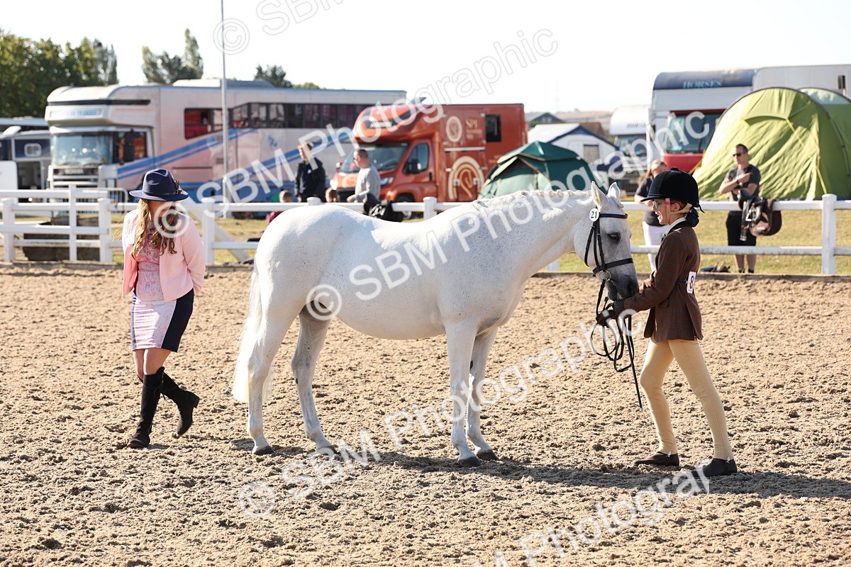 SBM_11669_Class 203 - Young Handler 10 Years and Under - Vicky Gutteridge