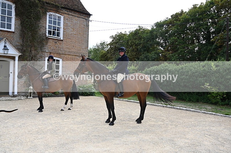WJ6_3445 - Berks & Bucks - The Old farmhouse - Hound Exercise 20-08-25