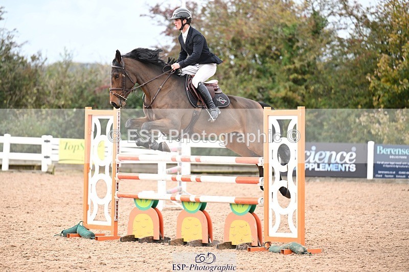 251022-142120-00637 - Cls 6 Snr Foxhunter 1.20m