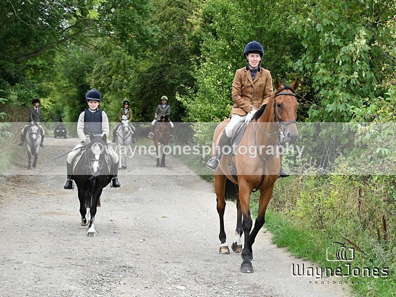 WJ7_0923 - Berks & Bucks Hound Exercise Blewbury 13-09-26