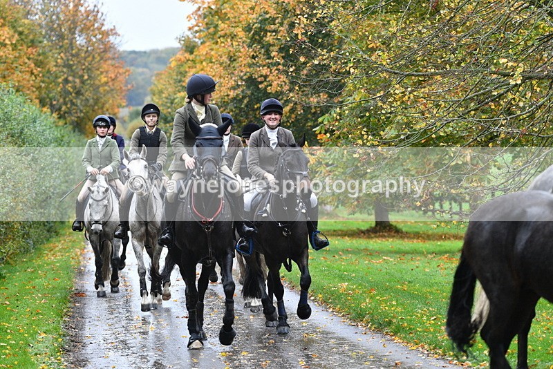 WJ5_6350 - B&B walk back for Hunt Tea !