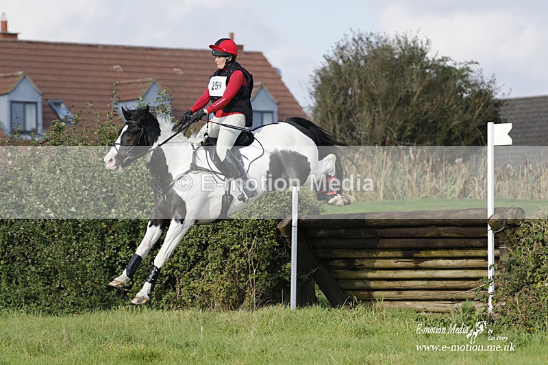  WWHT 171021 3953 - Open (1.00m)  17/10/21