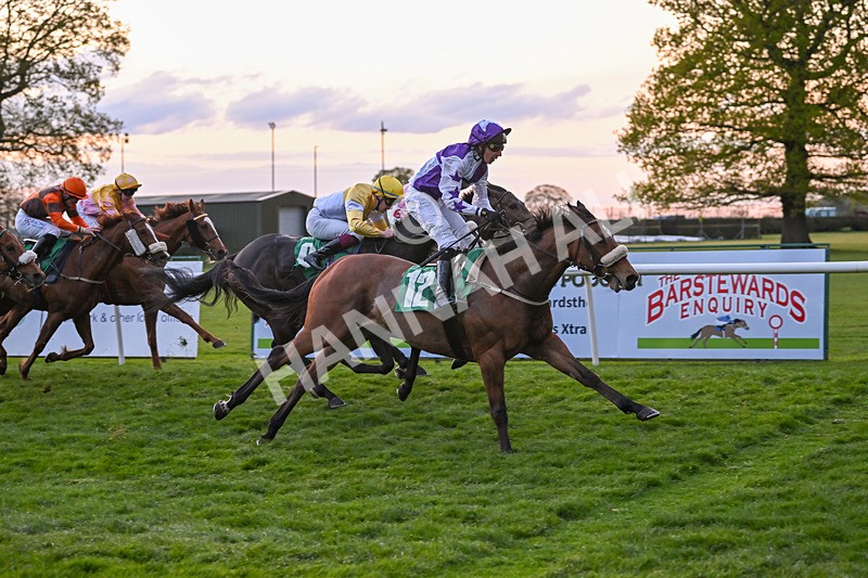 220425-Race 8-Dumfries-9640 - Race 8