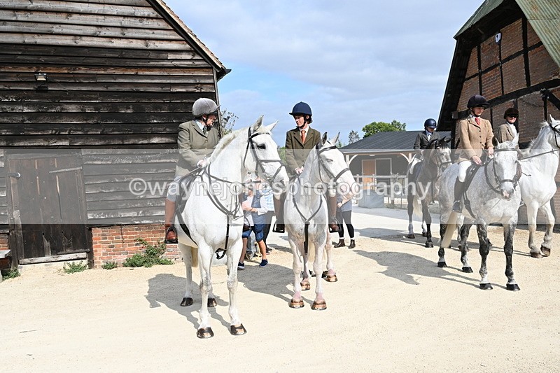 WJ6_3236 - Berks & Bucks - The Old farmhouse - Hound Exercise 20-08-25