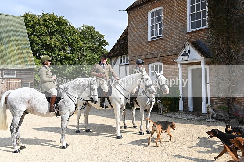 WJ6_3258 - Berks & Bucks - The Old farmhouse - Hound Exercise 20-08-25