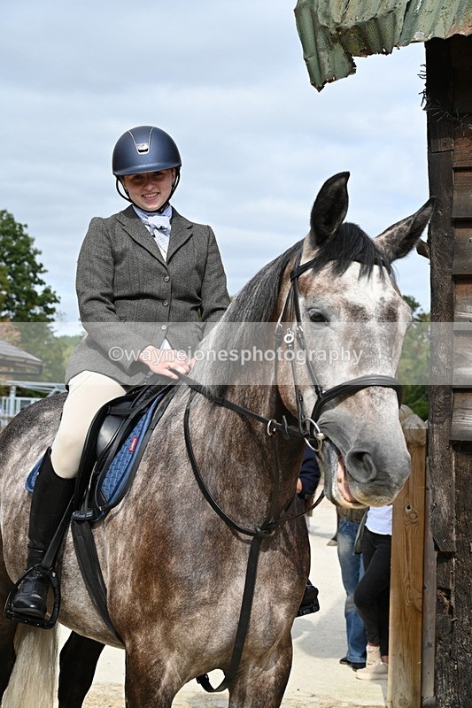 WJ6_3357 - Berks & Bucks - The Old farmhouse - Hound Exercise 20-08-25