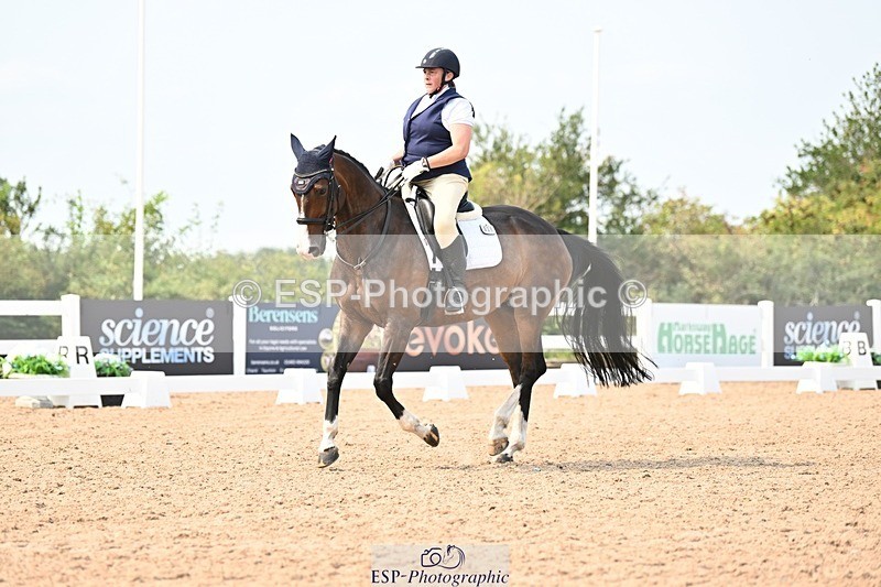 250816-150355-05749 - 031-Nicola.SealRebel.Heart