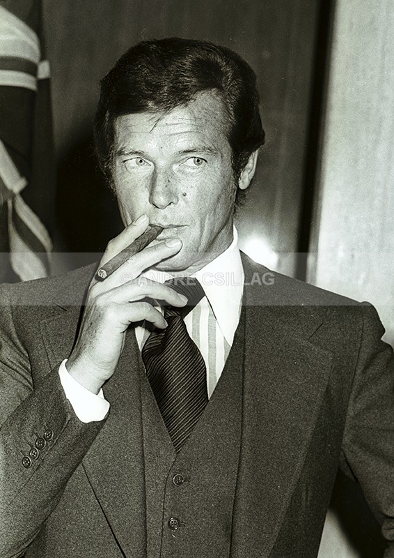 ROGER MOORE - M..