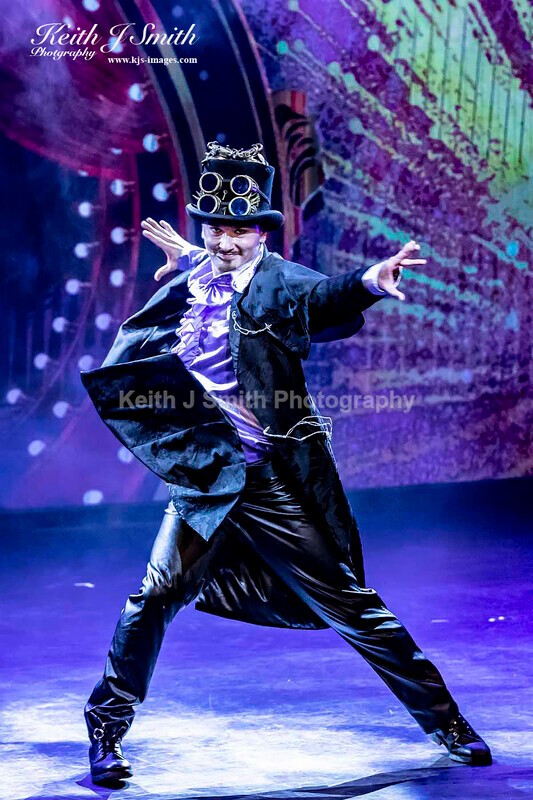 7KJS1350 - Ambition show team