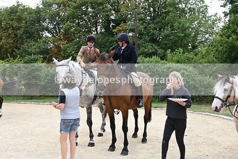 WJ6_3553 - Berks & Bucks - The Old farmhouse - Hound Exercise 20-08-25