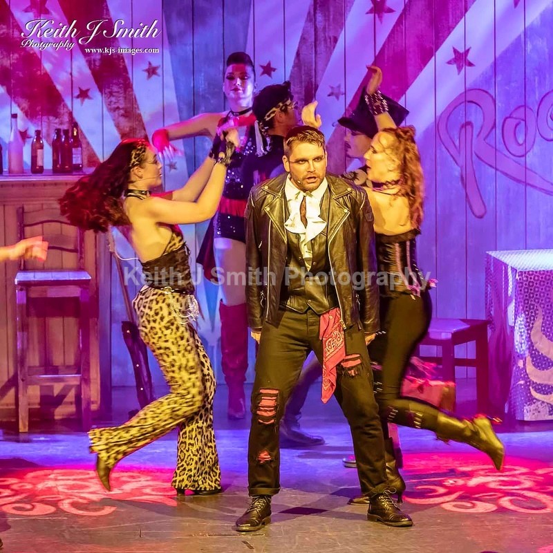 7KJS0066 - Ambition show team