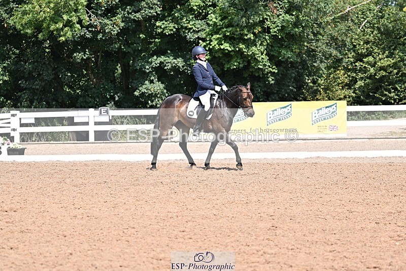 250816-122427-04009 - 090-Sarah.GoddardSaris.Fingers.Crossed