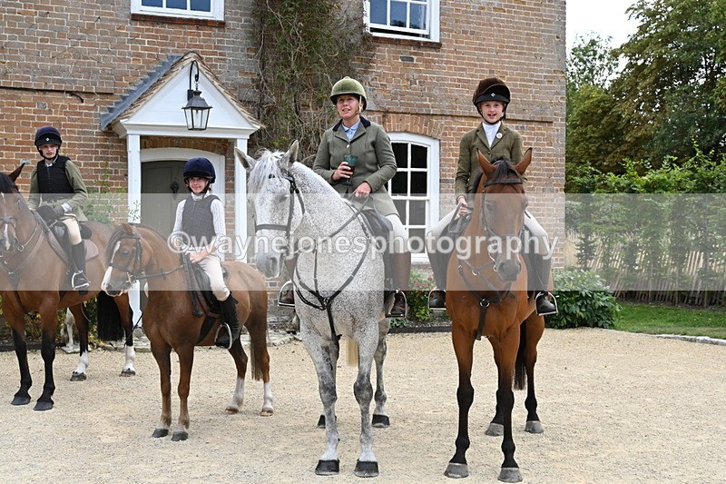 WJ6_3664 - Berks & Bucks - The Old farmhouse - Hound Exercise 20-08-25