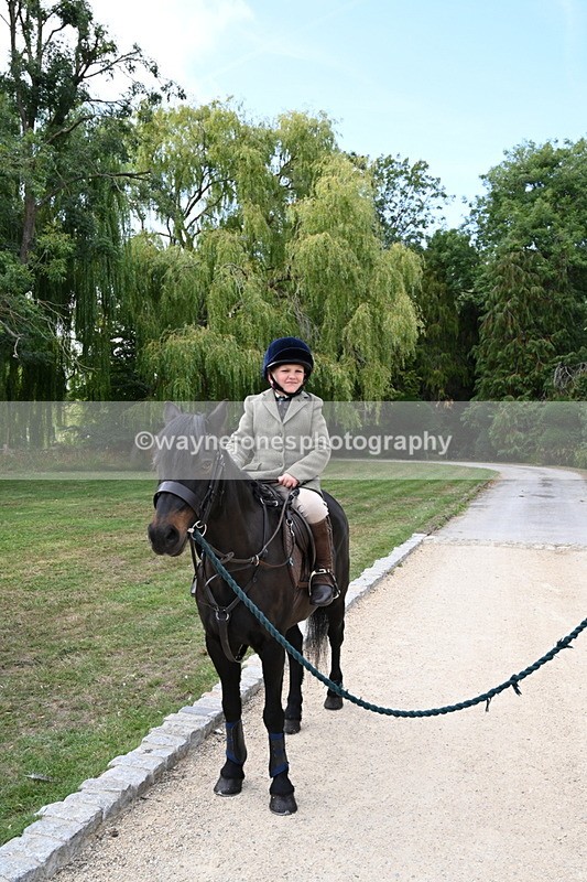 WJ6_3771 - Berks & Bucks - The Old farmhouse - Hound Exercise 20-08-25