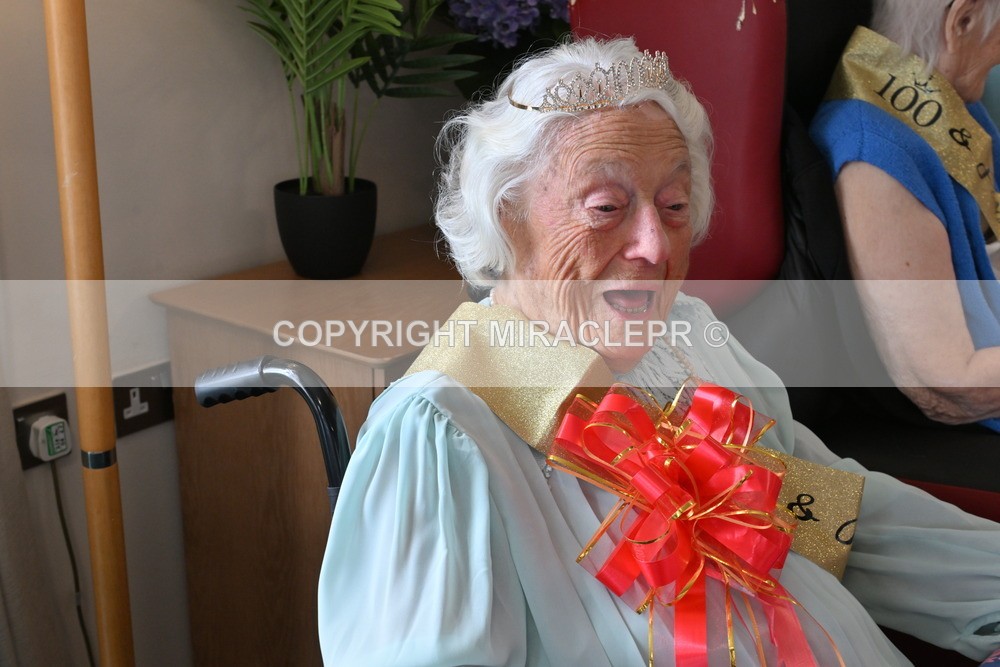 AM3_1450 - Iris and Betty.