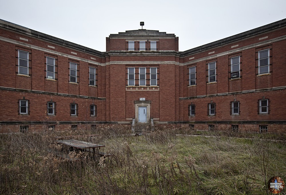 to manage the darkness - Blackgate Prison*