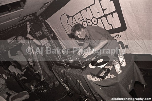 15 fingathing - Friends & Family @ the-roadhouse 18.11.00