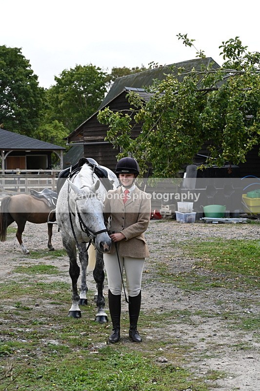 WJ6_3099 - Berks & Bucks - The Old farmhouse - Hound Exercise 20-08-25