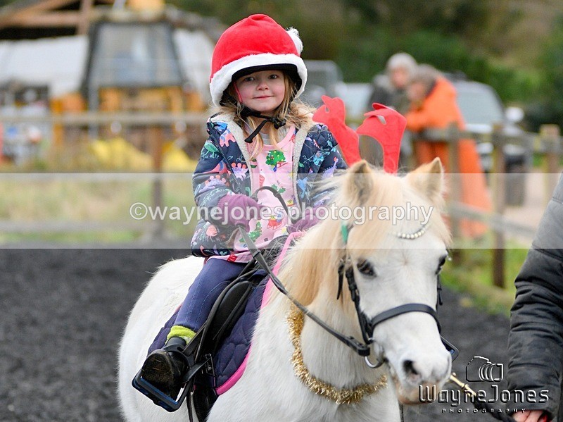 WJ5_3684 - Tanners Christmas Yard Fun 23-12-24