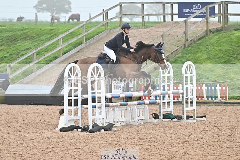 241103A-110738-06900 - SUN Cls 18 British Novice and 90cm Open