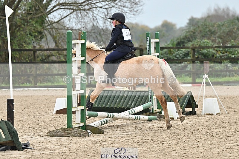 241110-100021-00153 - 40cm Showjumping