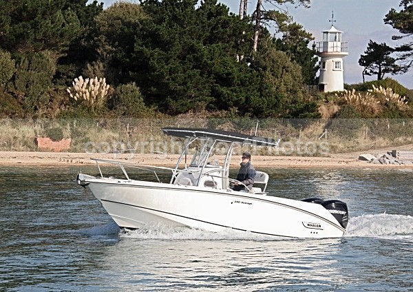 091018 OMEGA BOSTON WHALER 240 OUTRAGE IMG_3401 - Motorboats - Open
