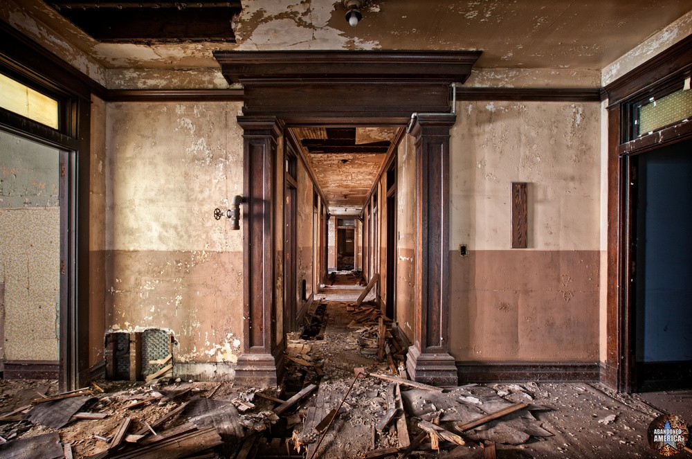 Abandoned bank - Matthew Christopher's Abandoned America