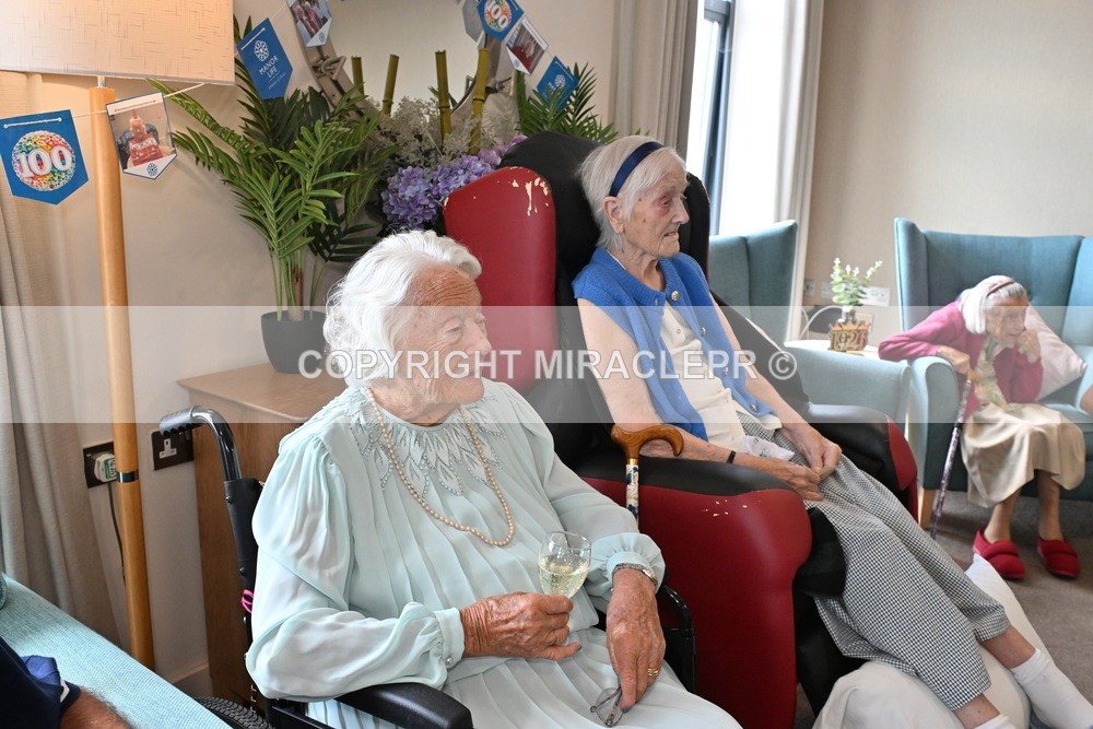 AM3_0715 - Iris and Betty.