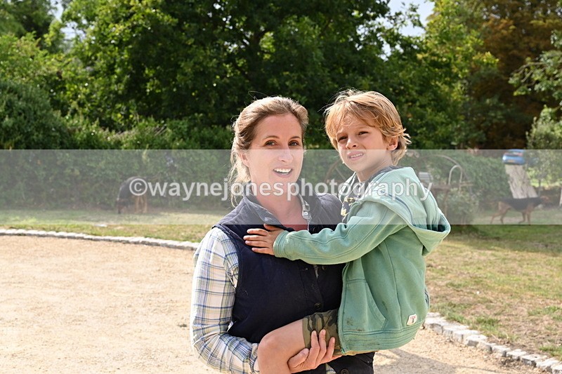 WJ6_3304 - Berks & Bucks - The Old farmhouse - Hound Exercise 20-08-25