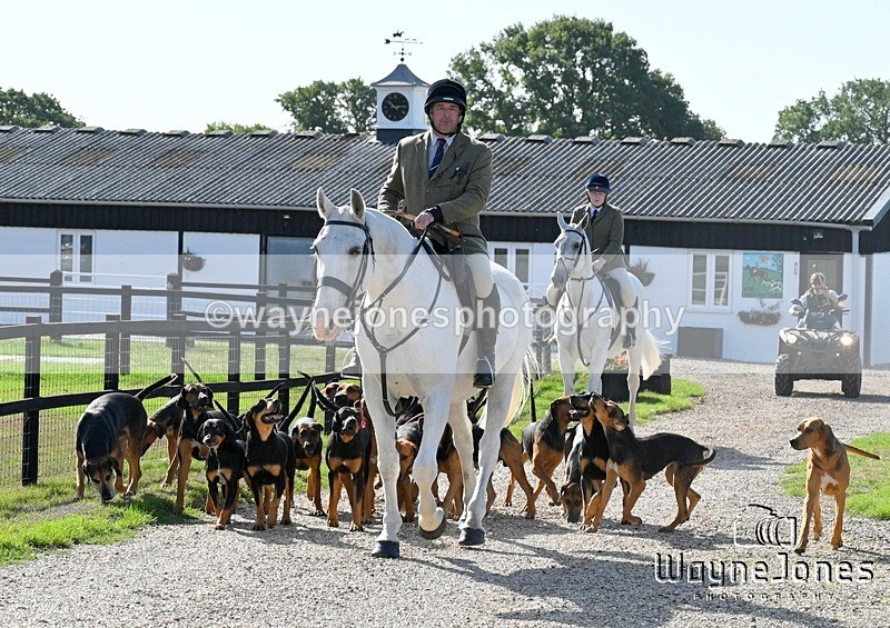 WJ7_0264 - Berks & Bucks - Hound Exercise – Kennels 06-09-26