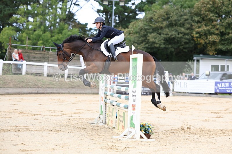 3E7A3117 - Class 8: Senior Newcomers/1.10m open