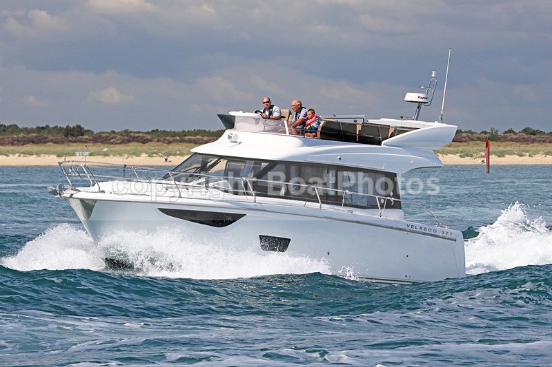 170813 UNNAMED - VELASCO 37F 1Y3A4224 - Flybridge Cruisers