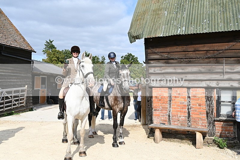 WJ6_3330 - Berks & Bucks - The Old farmhouse - Hound Exercise 20-08-25