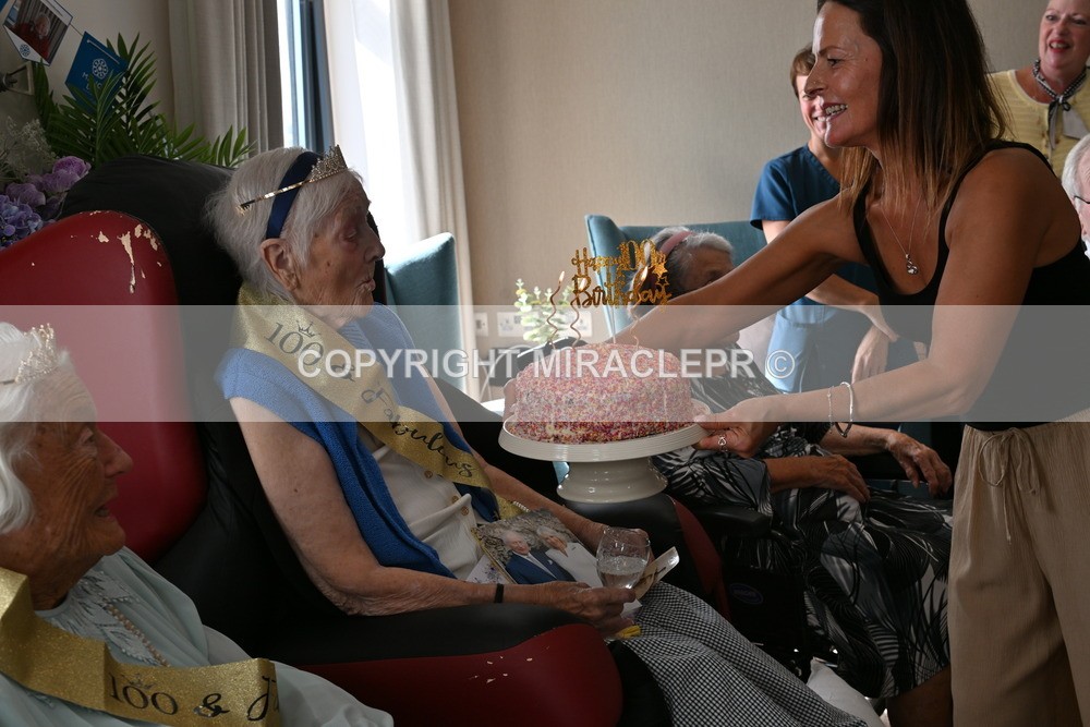 AM3_1247 - Iris and Betty.