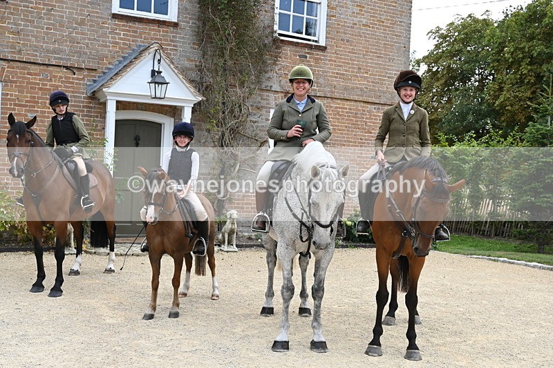 WJ6_3687 - Berks & Bucks - The Old farmhouse - Hound Exercise 20-08-25