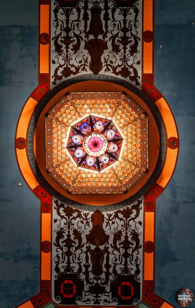 The Lansdowne Theatre | Chandelier - The Lansdowne Theater