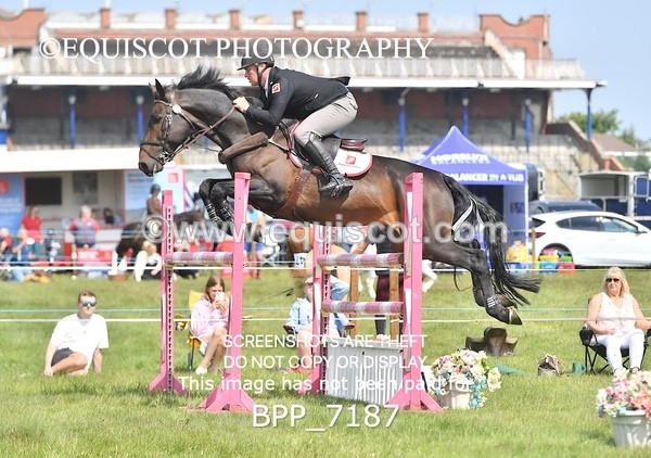 BPP_7187 - CLASS 3 Andrew Hamilton Coach, RHS Foxhunter Championship Qualifier